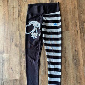 Womens Black and White Striped Lotus Leggings - Never been worn - S/M